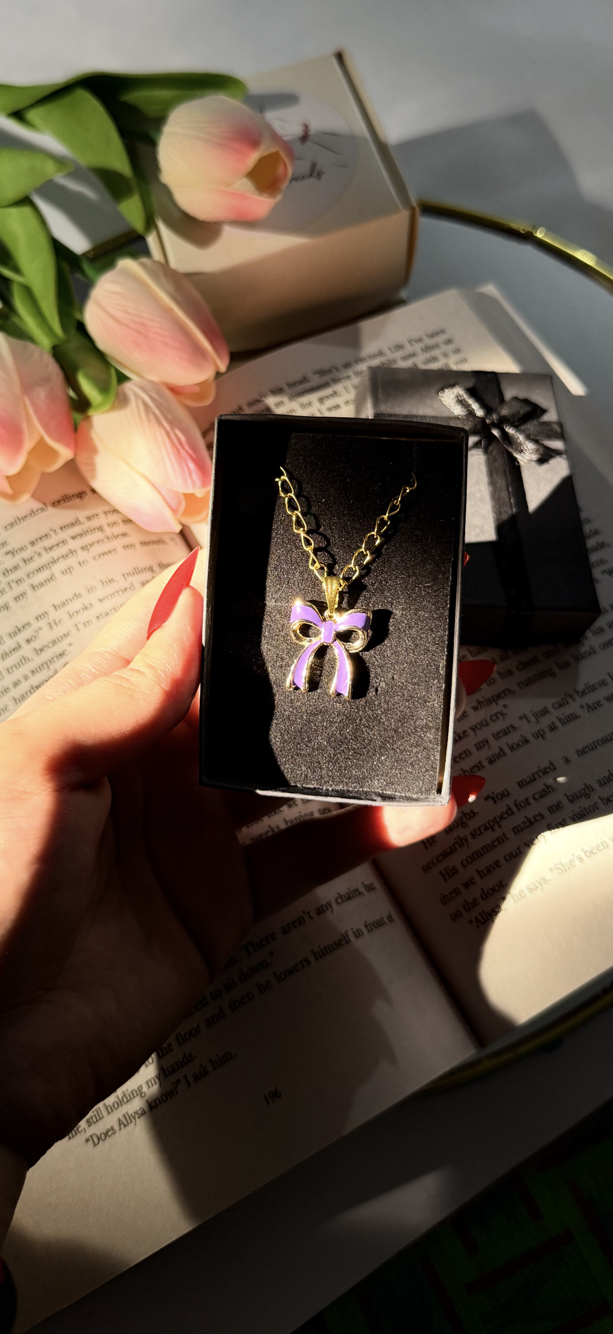 Bow necklace