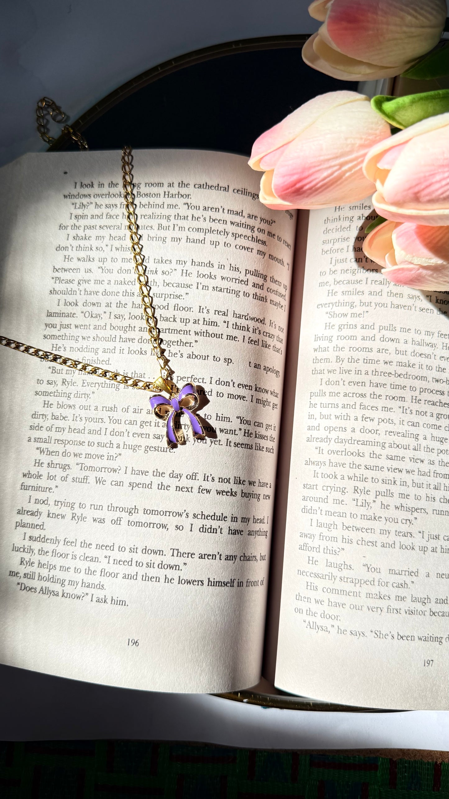 Bow necklace